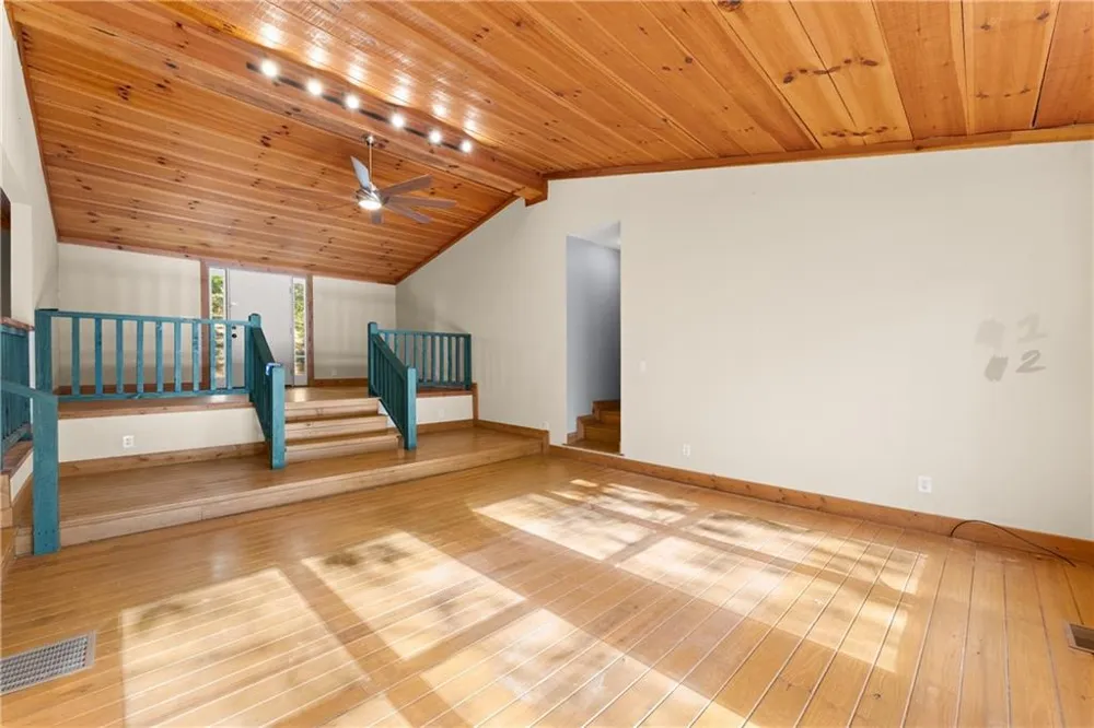 773 Shorewood Circle Toccoa, GA 30577