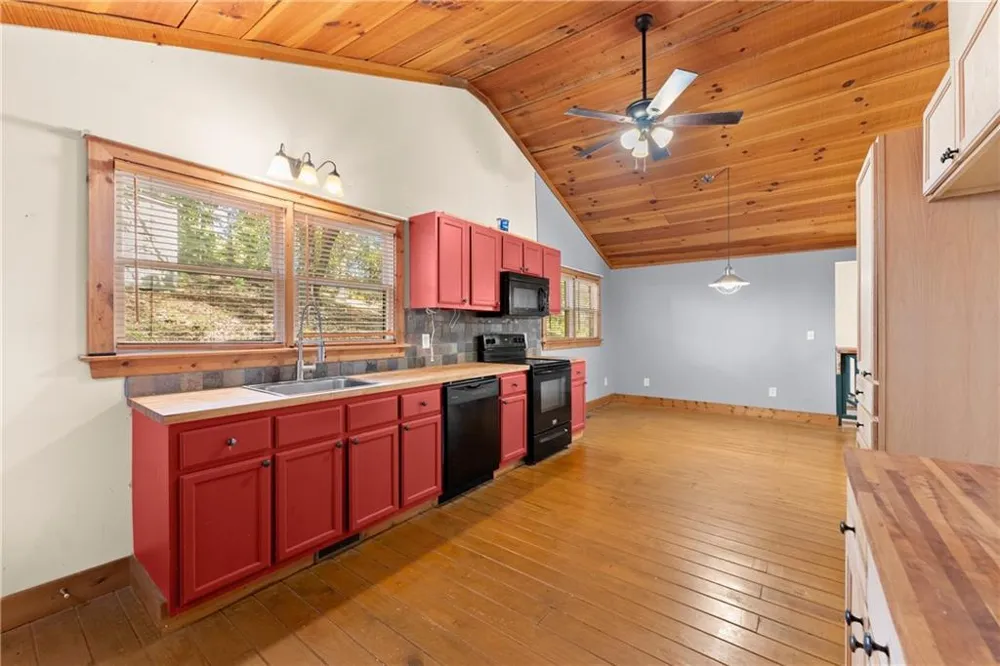 773 Shorewood Circle Toccoa, GA 30577