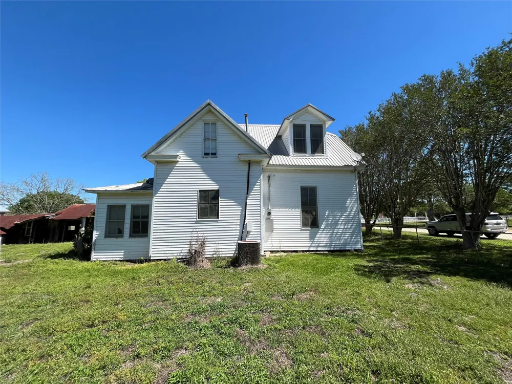 223 Walnut Street New Ulm, TX 78950