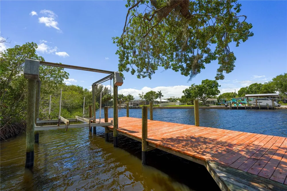 102 DICKMAN DRIVE SW Ruskin, FL 33570