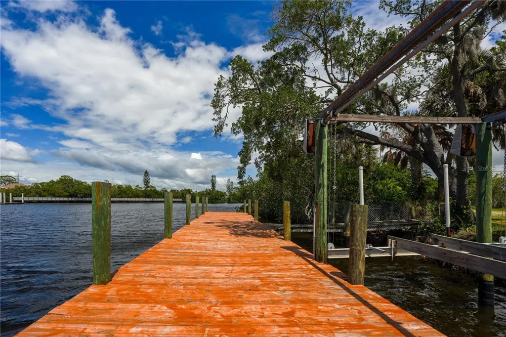102 DICKMAN DRIVE SW Ruskin, FL 33570