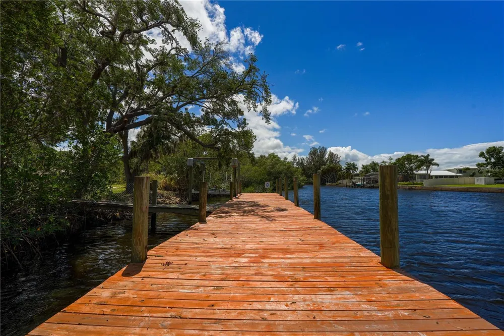 102 DICKMAN DRIVE SW Ruskin, FL 33570