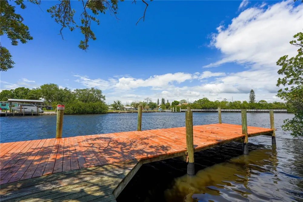 102 DICKMAN DRIVE SW Ruskin, FL 33570