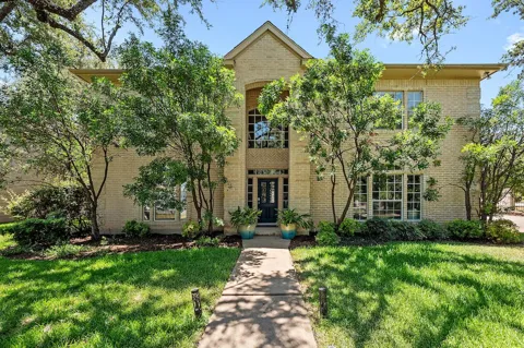1207 Lakeway Drive
