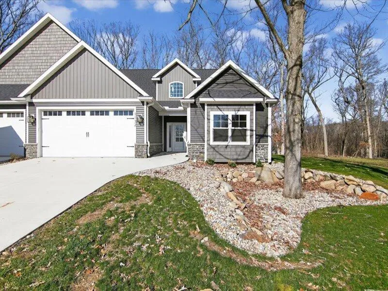 1132 Lochaven Circle Hillsdale, MI 49242