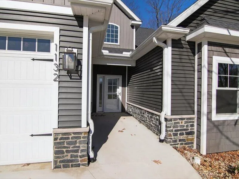 1132 Lochaven Circle Hillsdale, MI 49242