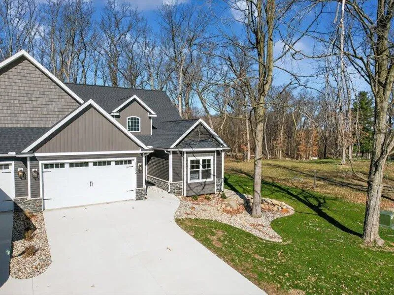 1132 Lochaven Circle Hillsdale, MI 49242