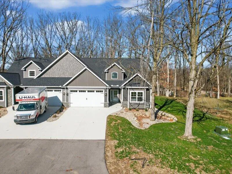 1132 Lochaven Circle Hillsdale, MI 49242