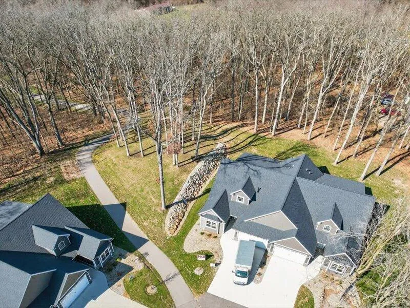 1132 Lochaven Circle Hillsdale, MI 49242