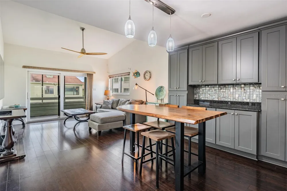 637 DRAKE LANE Dunedin, FL 34698