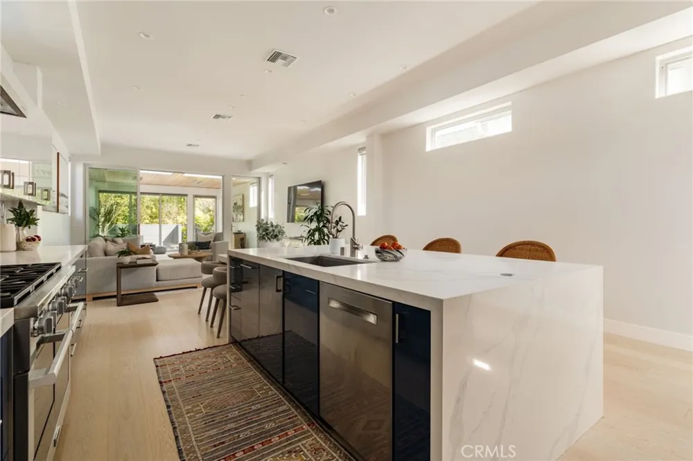 664 Rosecrans Avenue Manhattan Beach, CA 90266