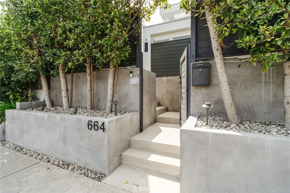 664 Rosecrans Avenue Manhattan Beach, CA 90266