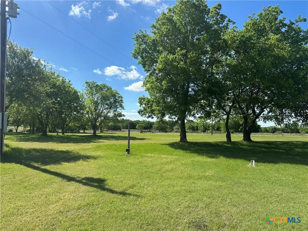 1998 W Hillyard Road Moody, TX 76557