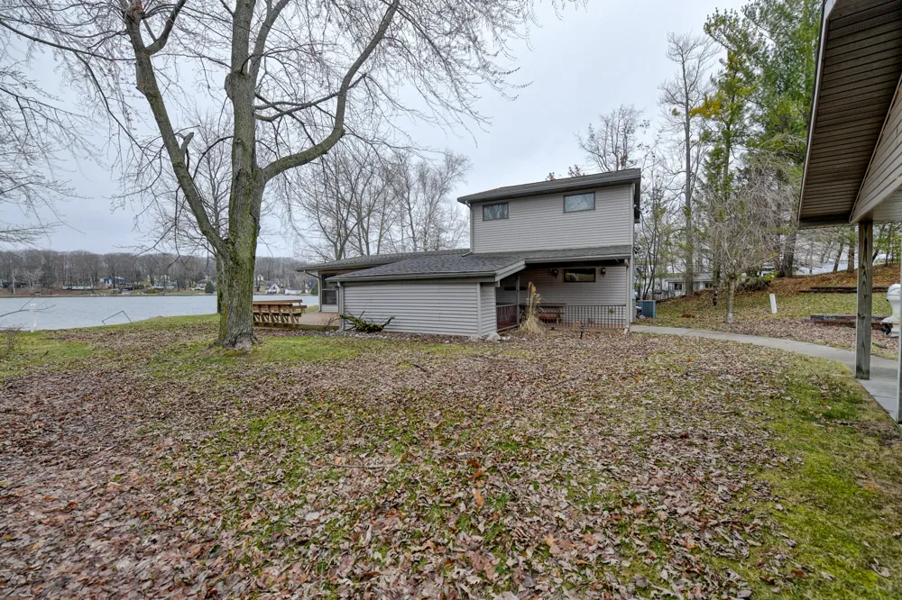 9471 Peninsula Drive Morton Township, MI 49332