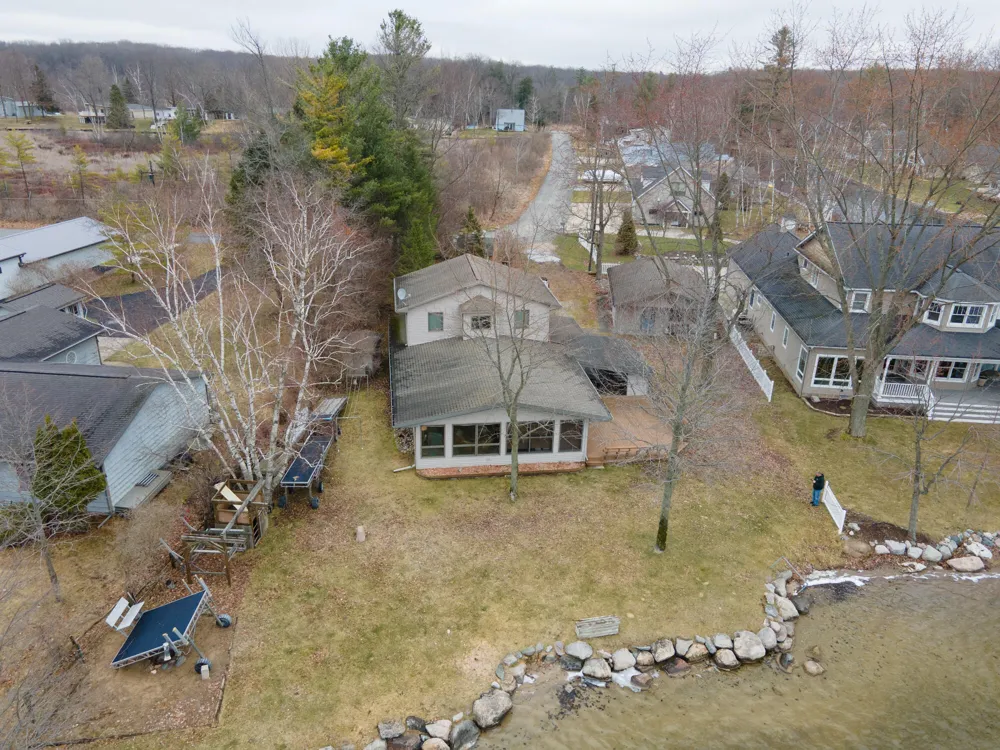 9471 Peninsula Drive Morton Township, MI 49332