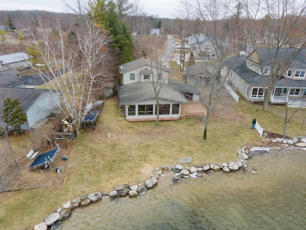 9471 Peninsula Drive Morton Township, MI 49332