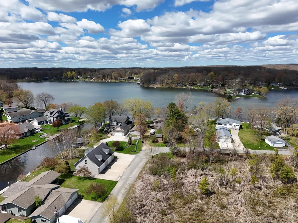 9471 Peninsula Drive Morton Township, MI 49332