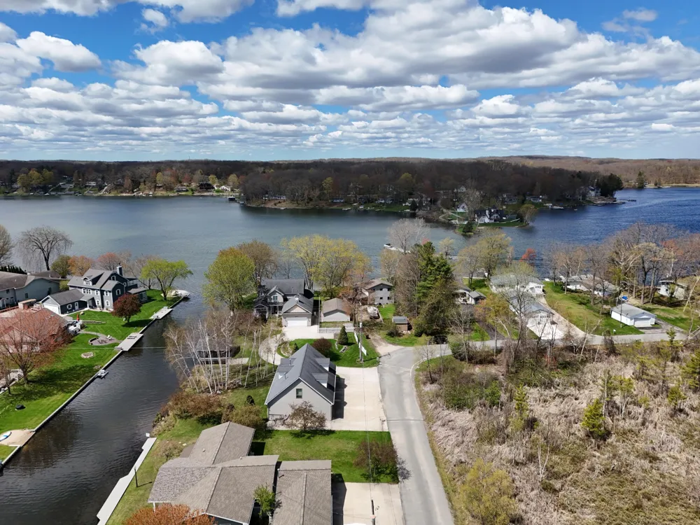 9471 Peninsula Drive Morton Township, MI 49332