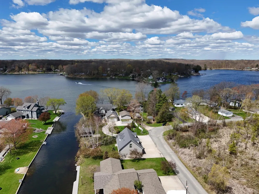 9471 Peninsula Drive Morton Township, MI 49332