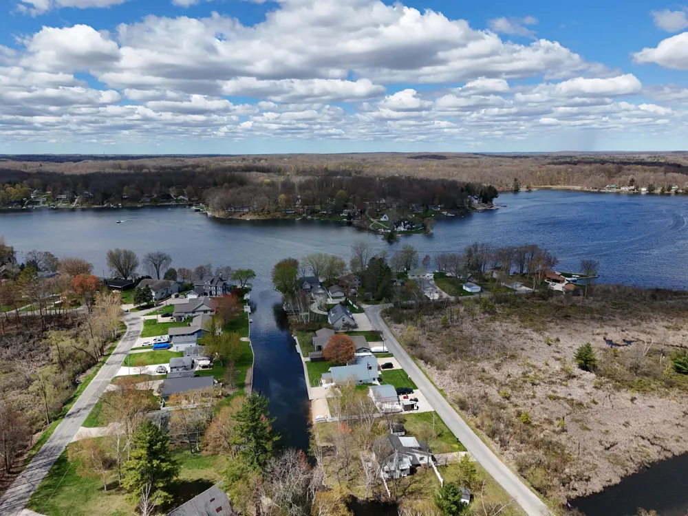 9471 Peninsula Drive Morton Township, MI 49332