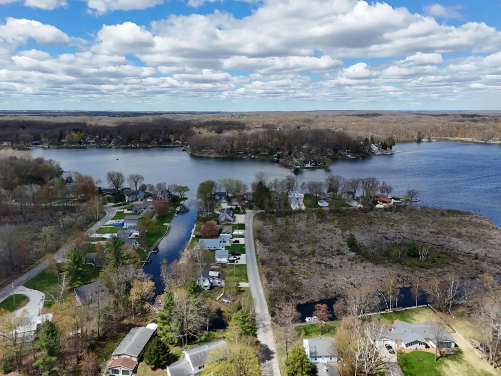 9471 Peninsula Drive Morton Township, MI 49332