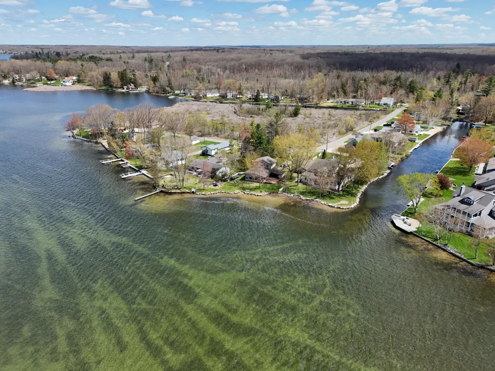 9471 Peninsula Drive Morton Township, MI 49332