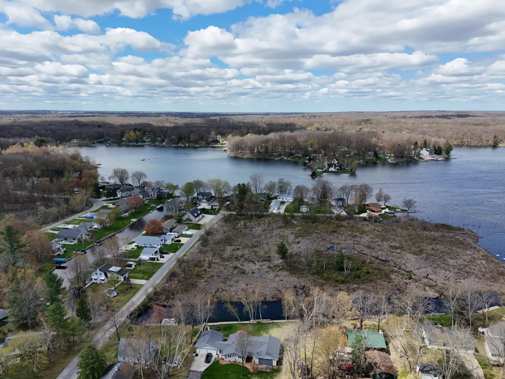 9471 Peninsula Drive Morton Township, MI 49332