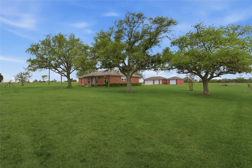 1250 Stockwell Damon, TX 77430