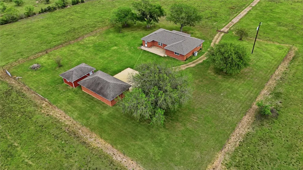 1250 Stockwell Damon, TX 77430