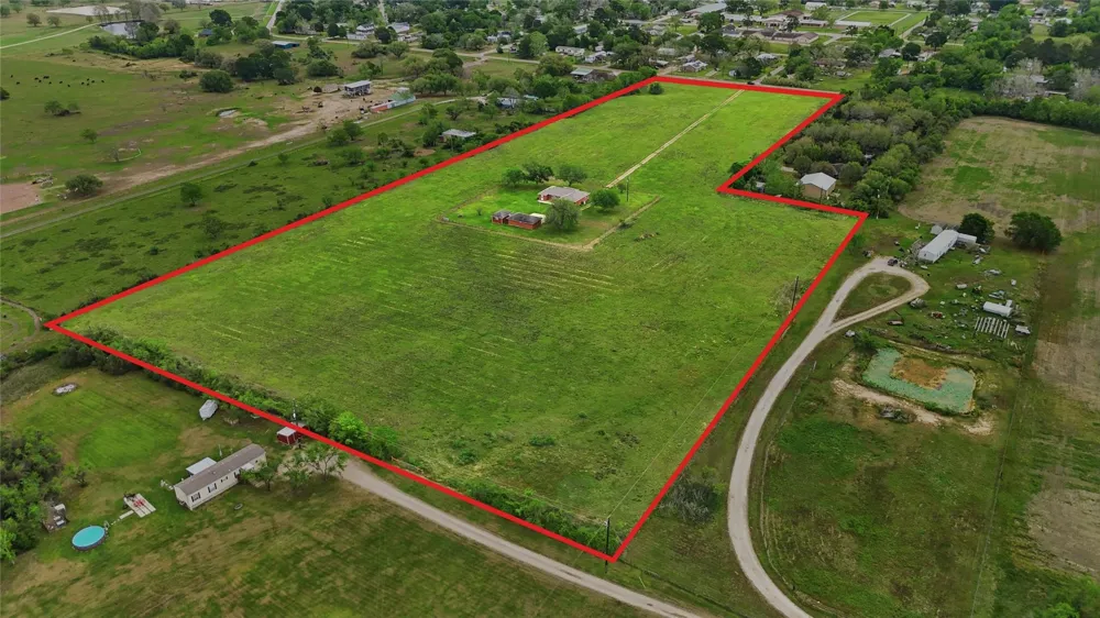 1250 Stockwell Damon, TX 77430