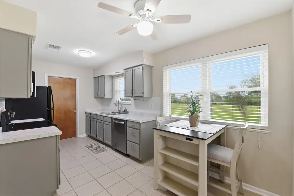 1250 Stockwell Damon, TX 77430