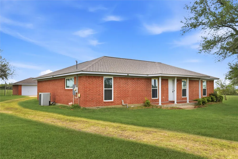 1250 Stockwell Damon, TX 77430