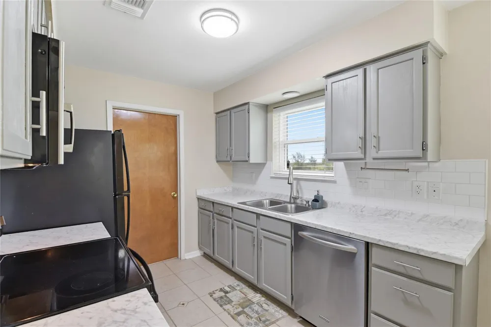 1250 Stockwell Damon, TX 77430