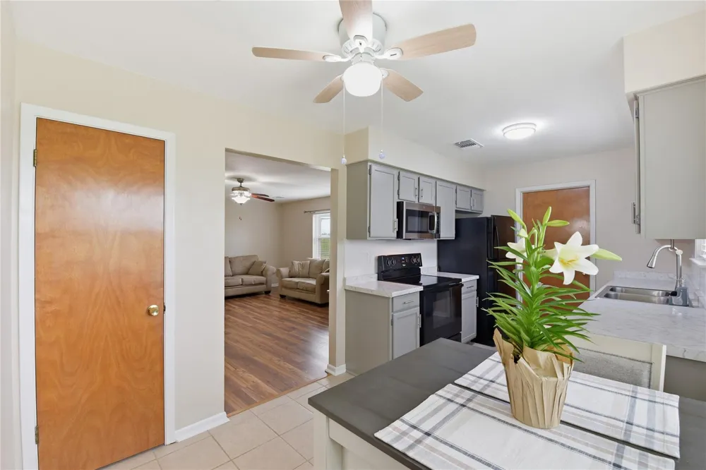 1250 Stockwell Damon, TX 77430