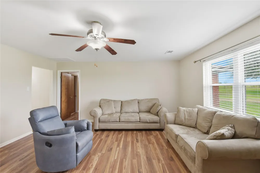 1250 Stockwell Damon, TX 77430