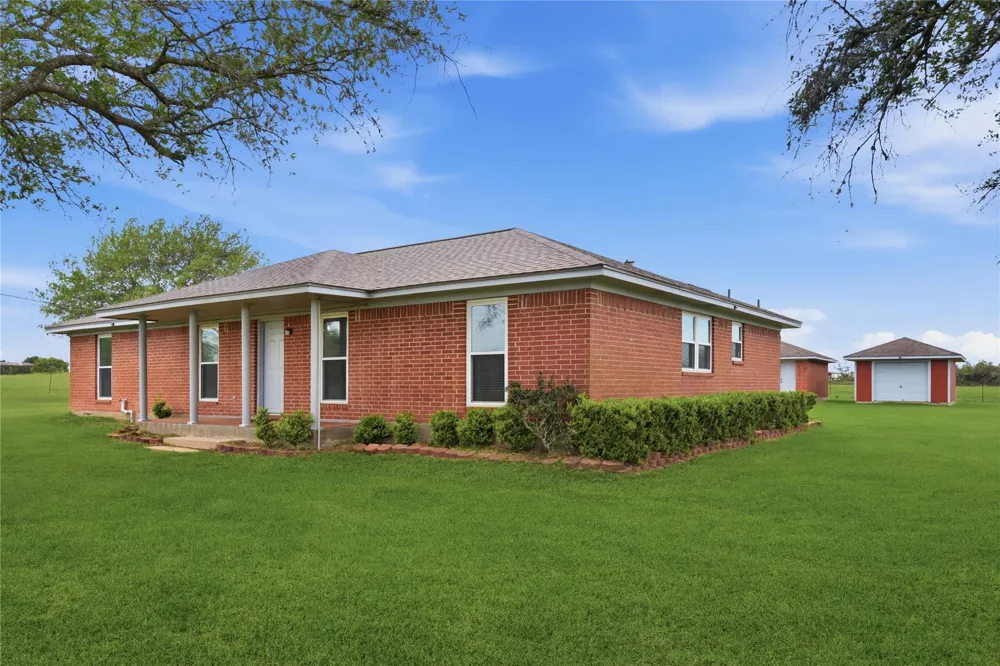 1250 Stockwell Damon, TX 77430