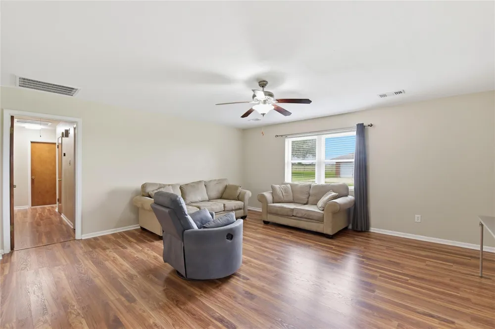 1250 Stockwell Damon, TX 77430