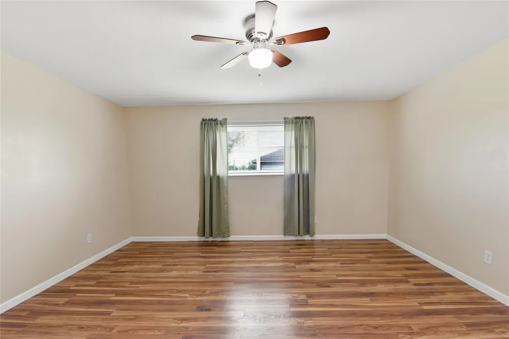 1250 Stockwell Damon, TX 77430