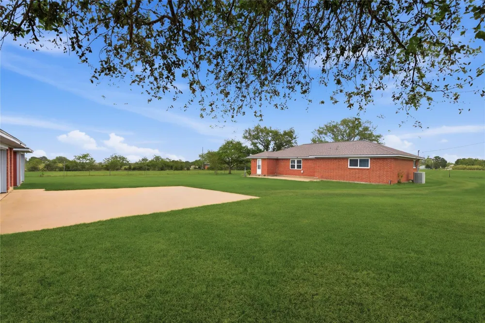 1250 Stockwell Damon, TX 77430