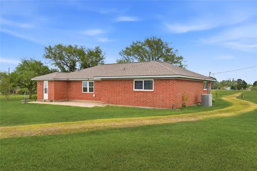 1250 Stockwell Damon, TX 77430
