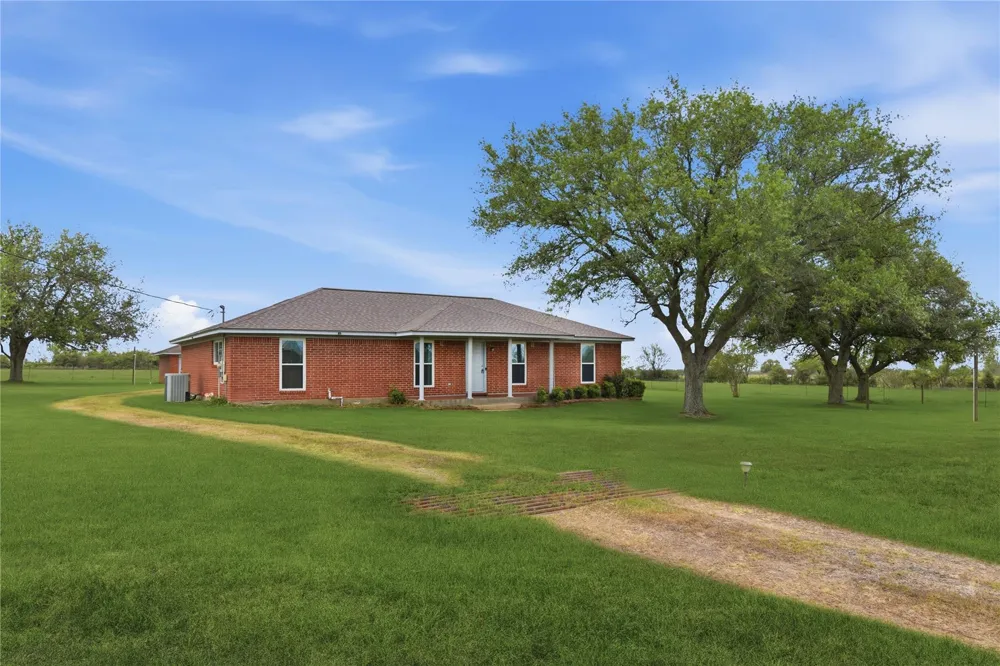 1250 Stockwell Damon, TX 77430