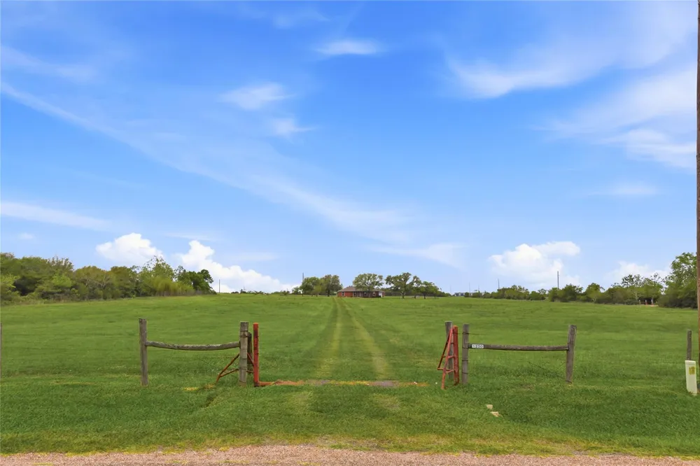 1250 Stockwell Damon, TX 77430