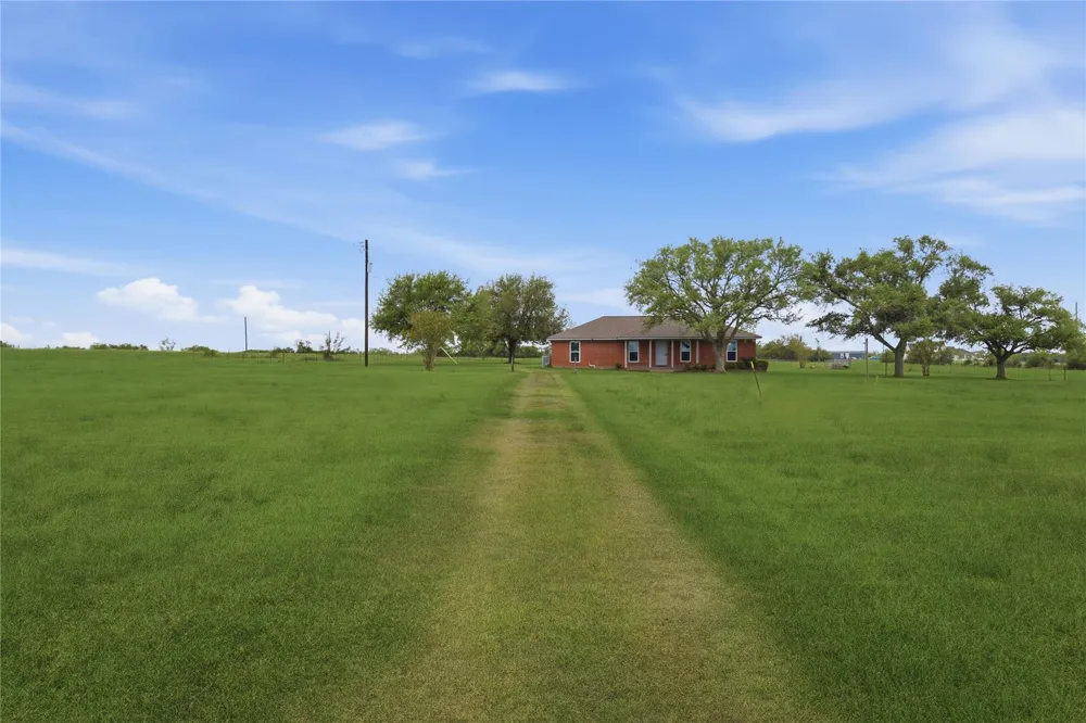 1250 Stockwell Damon, TX 77430