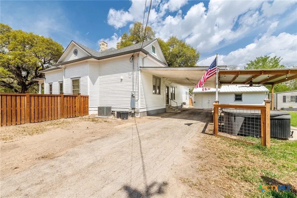 604 Saint Michael Street Gonzales, TX 78629