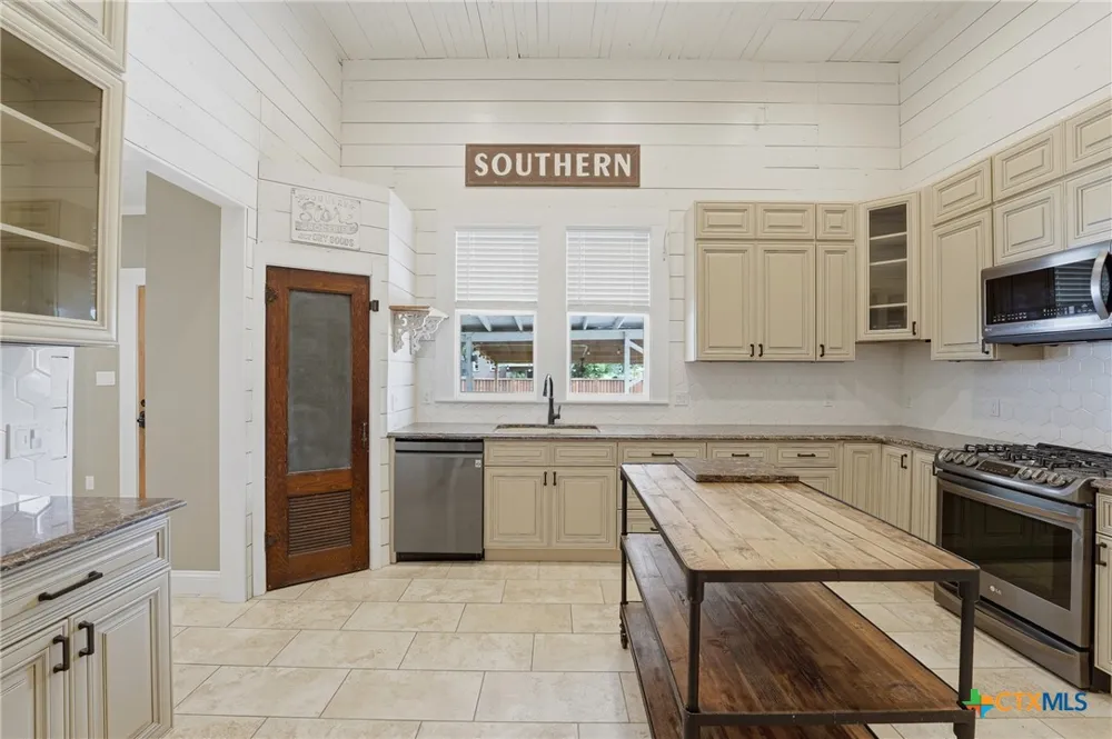 604 Saint Michael Street Gonzales, TX 78629