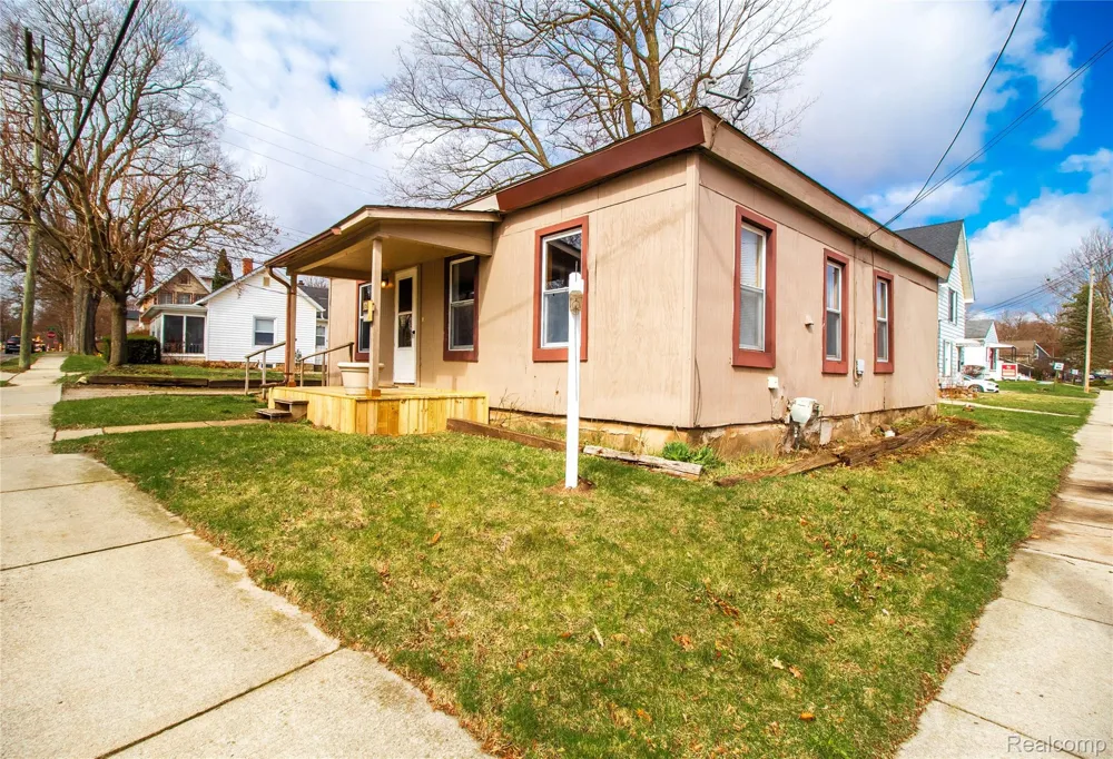 6 Law Street Lapeer City, MI 48446