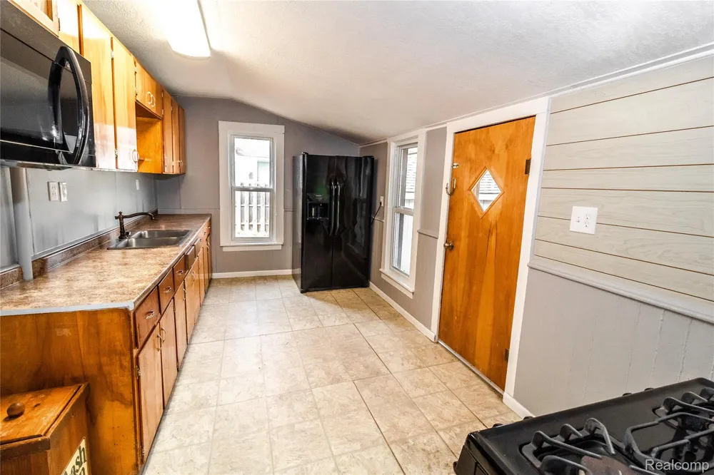 6 Law Street Lapeer City, MI 48446