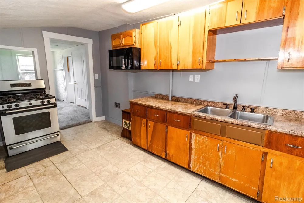 6 Law Street Lapeer City, MI 48446