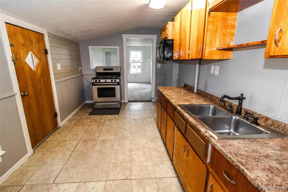 6 Law Street Lapeer City, MI 48446