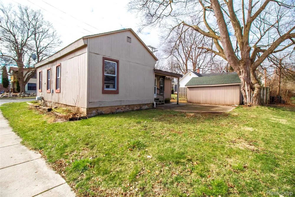 6 Law Street Lapeer City, MI 48446